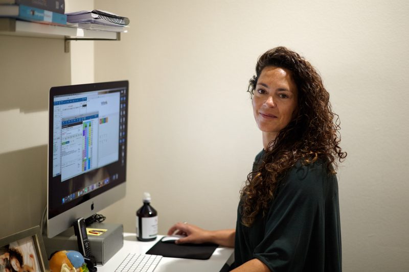 Dr. Karen Jaffe in de praktijk van Wellbeing Chiropractic