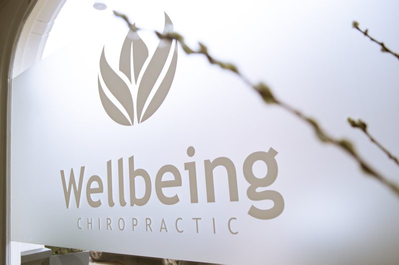 Wellbeing Chiropractic-logo op de praktijkruit