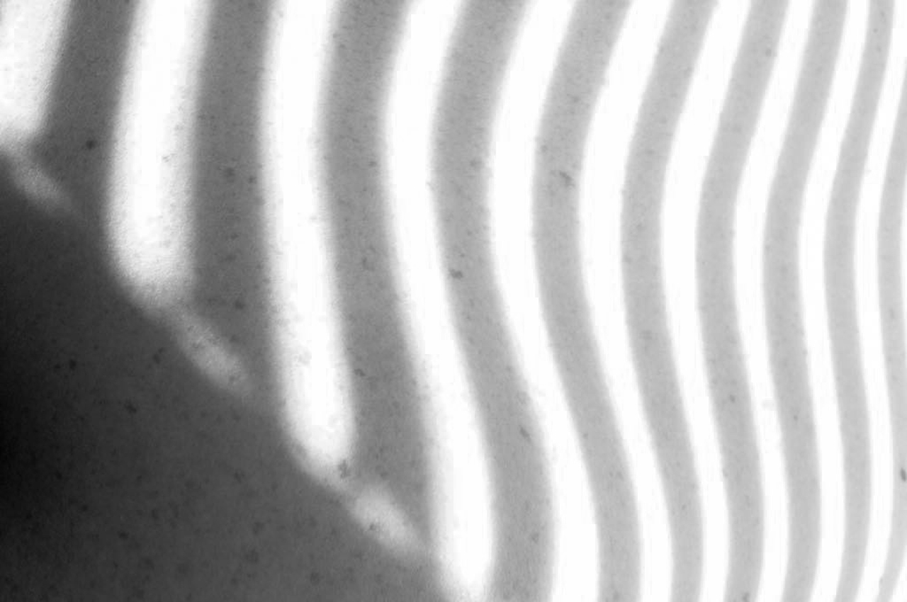 Abstract zwart-witpatroon van golvende verticale licht- en schaduwbanen